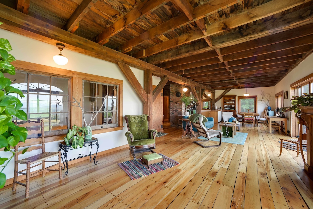 Bennington Cabin w/ Deck & Views of 3 States!