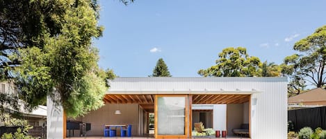 Spacious native garden with integrated indoor/outdoor living