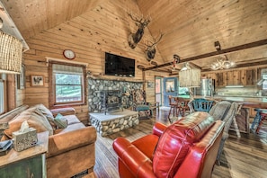 Living Room | Free WiFi | Fireplace | Smart TV