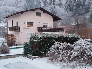 Himmel, Wolke, Pflanze, Eigentum, Fenster, Gebäude, Berg, Hochland, Holz, Baum