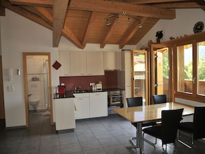 Propriété, Meubles, Cabinetry, Table, Bois, Chaise, Comptoir, Design Intérieur, Cuisine, Sol