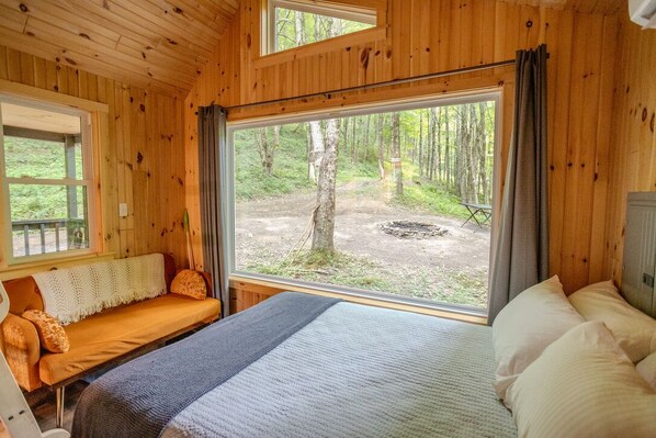 Queen Bedroom/Sitting Area 