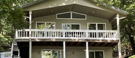 Eagles Nest Chalet at Eagle Point Bay facing a quiet no-wake cove Lake of Egypt 