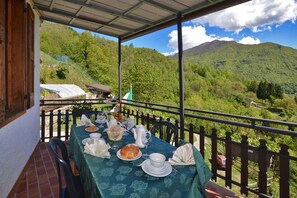 Der ausgestattete Balkon mit einem herrlichen Blick auf das Tal