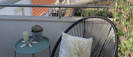 Lire un livre en terrasse, se laisser bercer par les carillons, les goélands…