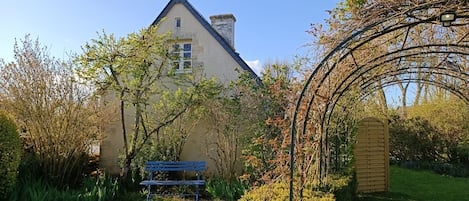 Bâtiment principal, vue des jardins.