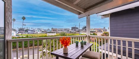 Your ideal beach retreat! Family and Pet-friendly and just steps to the water! 