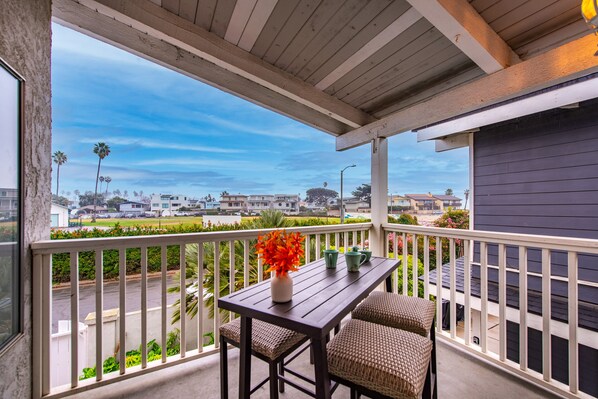 Your ideal beach retreat! Family and Pet-friendly and just steps to the water! 