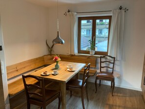 Ferienwohnung 75 m², 2 Schlafzimmer, Balkon, WLAN, max 5 Pers.-Essecke