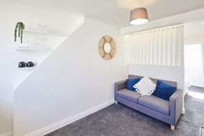 Apartment 4 @ Queens Court, Scarborough - Host & Stay