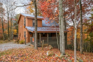 Cabin in Pigeon Forge - "Campfire Lodge" - Colors in fall