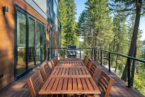 Featuring seating for 8, your group can enjoy a meal in Montana`s great outdoors.