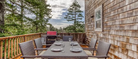 Floor 2 Deck with outdoor seating and BBQ Grill