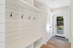 2 Pelican Street - Entry