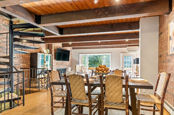 Dining for 6 to enjoy a memorable meal.
