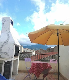 Terrasse de la maison. Vue sur le Canigou