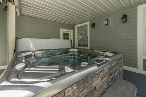 Indoor spa tub
