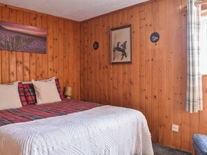 Double bedroom | The Bothy - Mondhuie Self Catering Chalets, Nethy Bridge