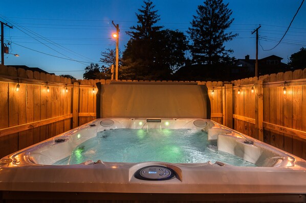 Outdoor spa tub
