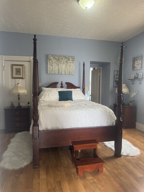 Comfy poster queen bed