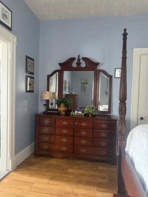 Nice dresser with plenty of storage. 