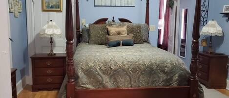 Romantic Queen Anne's tall 4-poster bed