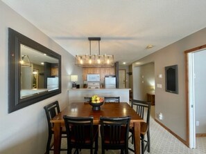 Dining Area - Seats 6 