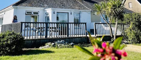 Wavecrest Holiday Cottage, Beach Front Holiday Accommodation Available in Garryvoe, East Cork