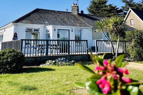 Wavecrest Holiday Cottage, Beach Front Holiday Accommodation Available in Garryvoe, East Cork