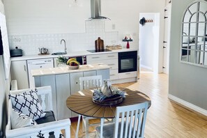 Wavecrest Holiday Cottage, Beach Front Holiday Accommodation Available in Garryvoe, East Cork