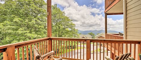 Beech Mountain Vacation Rental | 1,650 Sq Ft | 3BR | 3BA | Stairs Required