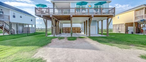 Home away from home! Spacious deck for all family and friends! 