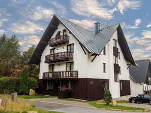 Nuage, Plante, Ciel, Propriété, Bâtiment, Fenêtre, Maison, Architecture, Lot Terre, Arbre
