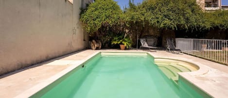 Sky, Daytime, Cloud, Plant, Property, Water, Building, Green, Azure, Swimming Pool