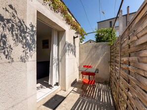 Bâtiment, Surface De La Route, Ciel, Quartier, Ligne, Bois, Mur, Sol, Zone Résidentielle, Immobilier