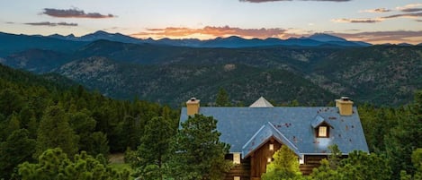 Unobstructed views of the entire Continental Divide Mountain Range!
