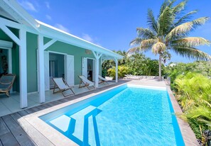 Luxury villa in the West Indies with swimming pool, wooden terrace and light-filled bedrooms