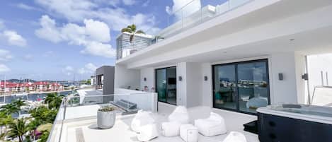 Luxury penthouse in the West Indies with terrace, jacuzzi and panoramic view