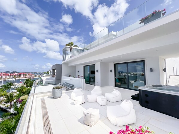 Luxury penthouse in the West Indies with terrace, jacuzzi and panoramic view