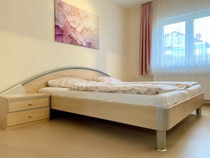 Ferienhaus (104 qm) mit Garten-Schlafzimmer 1 mit Doppelbett