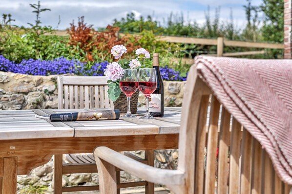 The Barn, Dorset: Pretty rural views from the courtyard garden