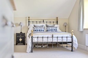 The Barn, Dorset: Spacious bedroom one with a 5' king-size bed