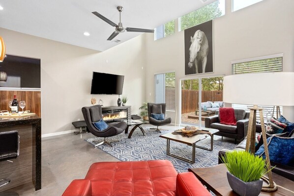 A beautifully decorated, spacious two-story townhome with modern amenities, located in the heart of the Cultural District of Fort Worth. 