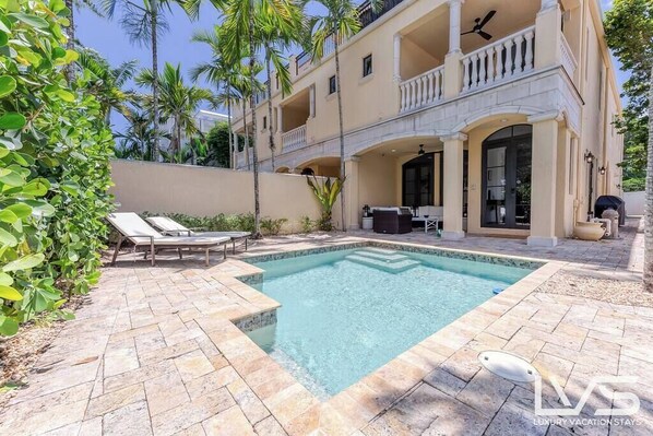 Las Olas Townhouse (3 Levels with Elevator & Stairs)
5 Minute Walk to Las Olas Blvd. 
4 Bedroom & 3 1/2 Bathrooms)
Heated Dipping Pool/BBQ/A lot of outdoor Space
Rooftop Terrace 
Balconies off Primary & Secondary Bedrooms 
Gated Private Patio on ground level Pool Area. 