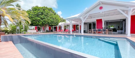 Villa haut de gamme aux Antilles avec piscine à débordement, terrasse spacieuse et ambiance de luxe