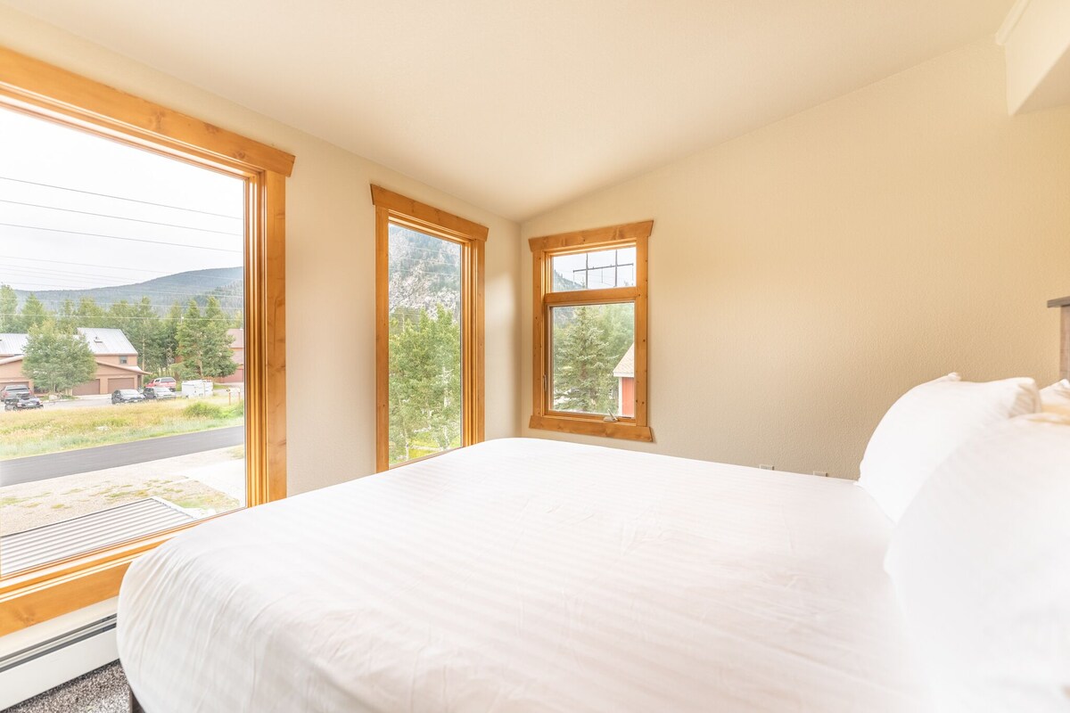 3 Stories, Pet Friendly, Spacious Backyard + Private Hot Tub, Modern Finishes
