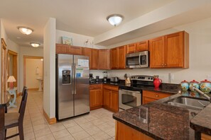 LSC209: La Dolce Vita II | Kitchen Area