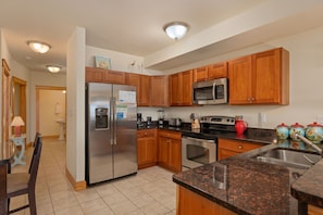 LSC209: La Dolce Vita II | Kitchen Area