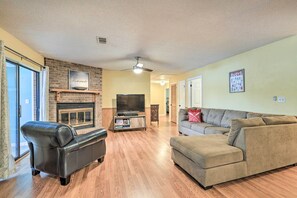 Living Room | Central Air Conditioning | Free WiFi | Smart TV w/ Fire Stick