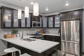 Gourmet kitchen with Viking Appliances, breakfast bar seating